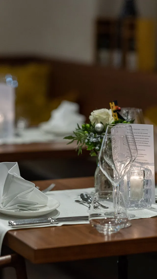 Gedeckter_Tisch_Vino.jpg